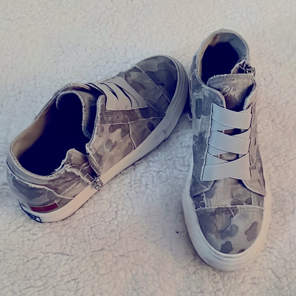 Blowfish platform tennis shoe, size 6.5